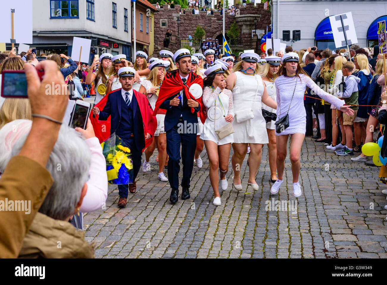 Ronneby, Suecia - 10 de junio de 2016, último día: Los alumnos de la escuela secundaria superior. Ellos caminan a través de la multitud. Foto de stock