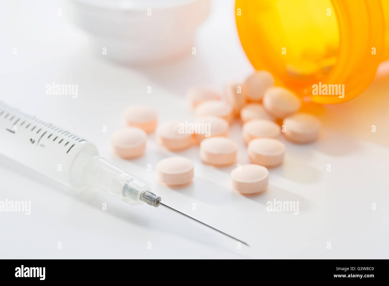 Jeringa y pastillas Foto de stock