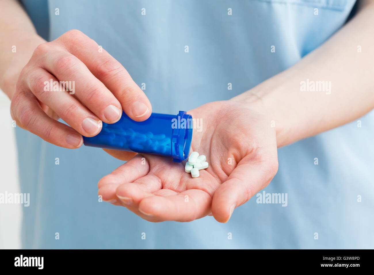 Enfermera con pastillas en la mano Foto de stock