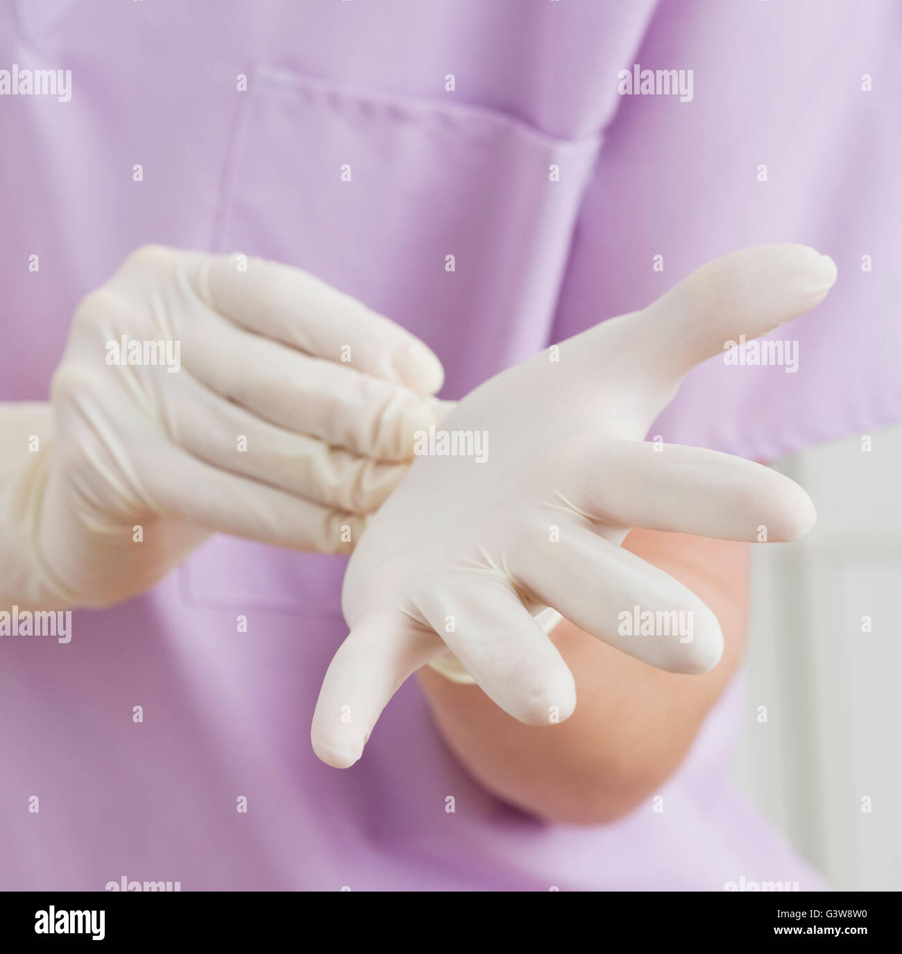 Close-up de manos en los guantes de látex Foto de stock