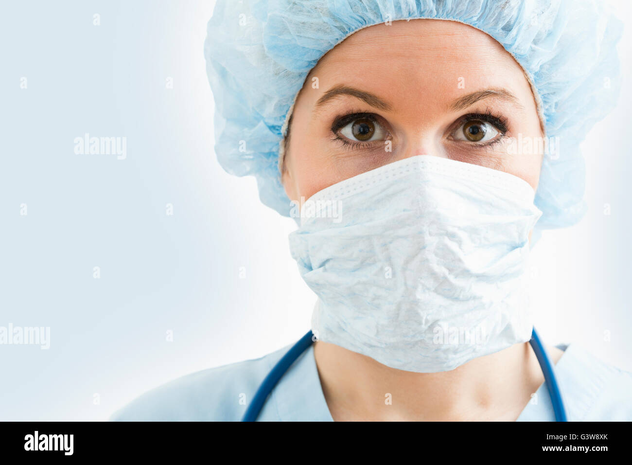 Retrato de enfermera quirúrgica y máscara con tapa Foto de stock