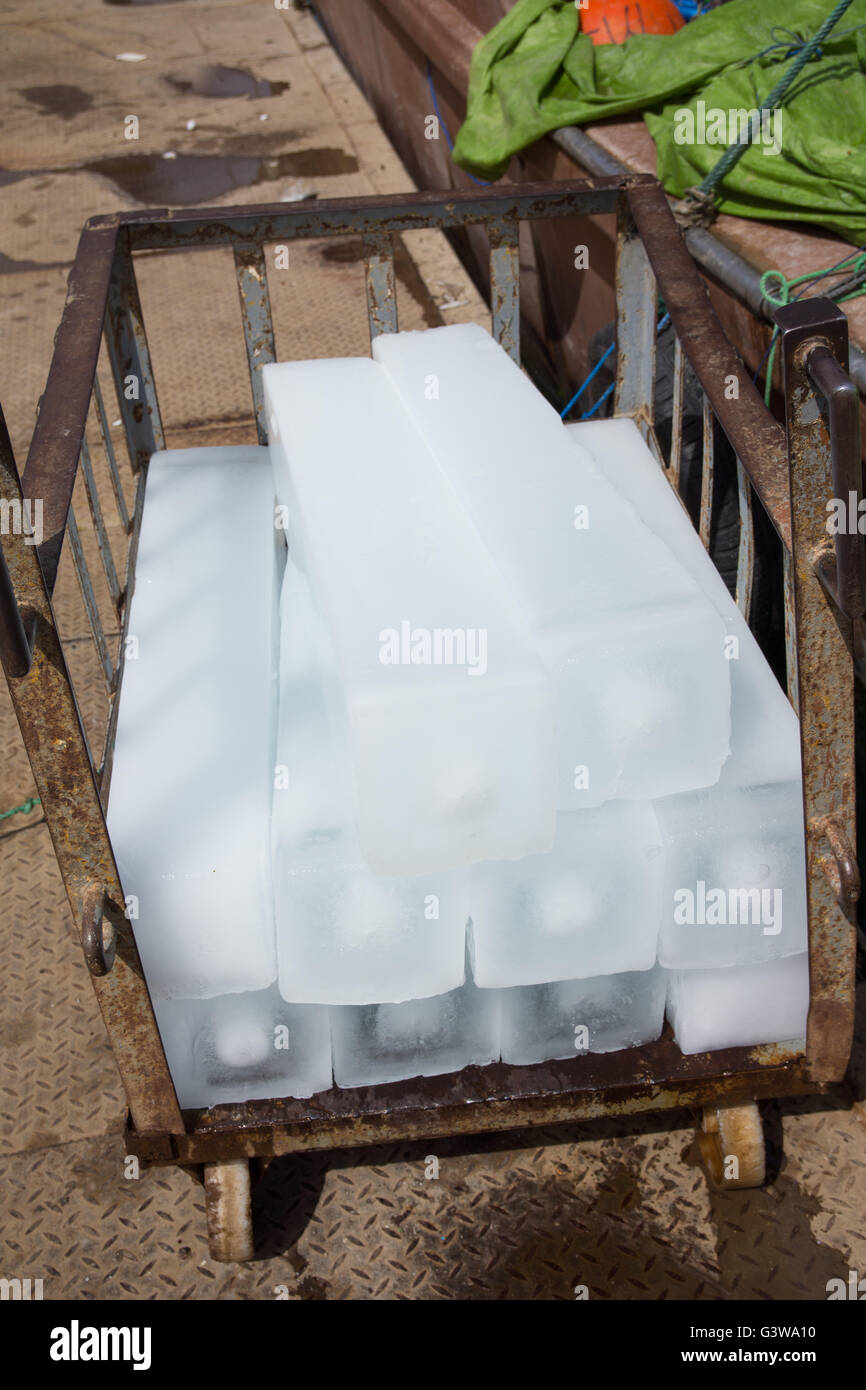 Los bloques de hielo en el lateral de un barco de pesca. Foto de stock