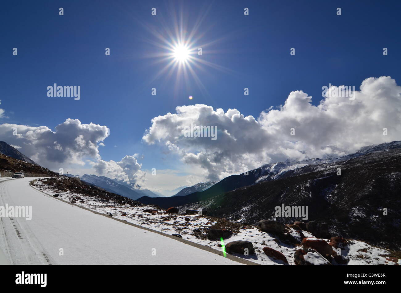Camino cubierto con nieve sunshine blue sky cloud Foto de stock