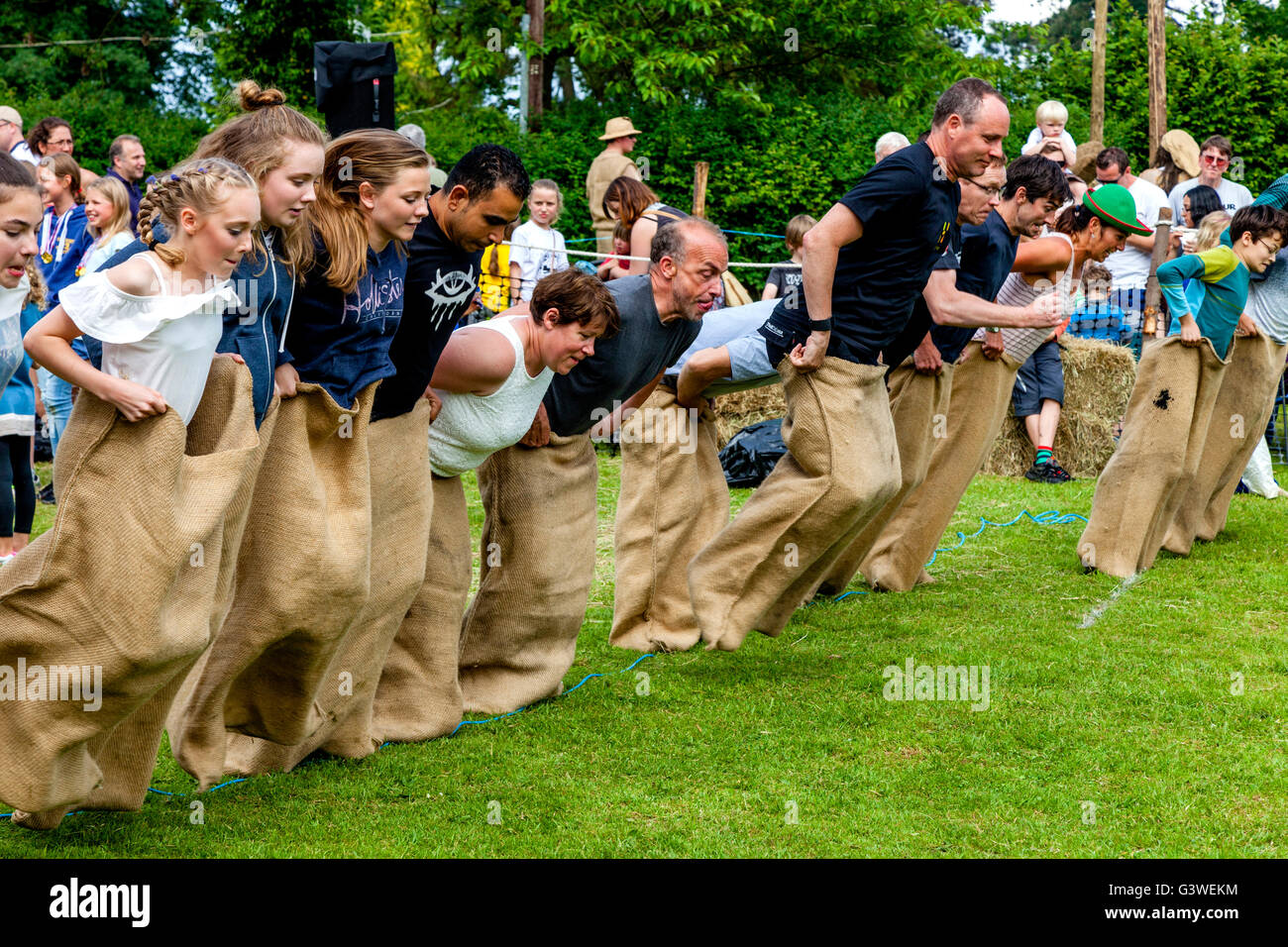 Adolescentes y adultos en la carrera de la tradicional carrera de sacos en  la Feria Medieval de Abinger, Surrey, Reino Unido Fotografía de stock -  Alamy