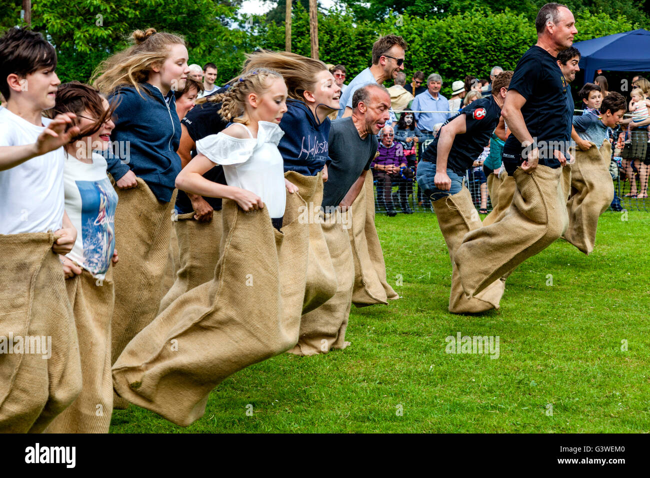 Adolescentes y adultos en la carrera de la tradicional carrera de sacos en  la Feria Medieval de Abinger, Surrey, Reino Unido Fotografía de stock -  Alamy
