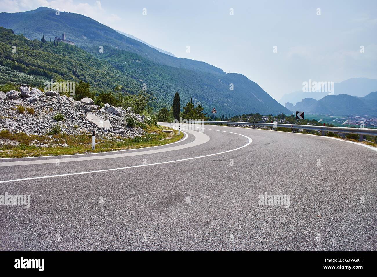 Negro asfalto de carretera de montaña a través de las montañas Foto de stock