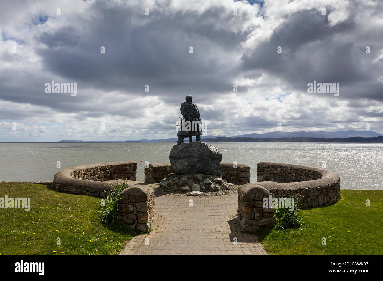 La estatua de bronce del héroe de botes salvavidas Richard Evans (1905-2001) Moelfre Isla de Anglesey Foto de stock