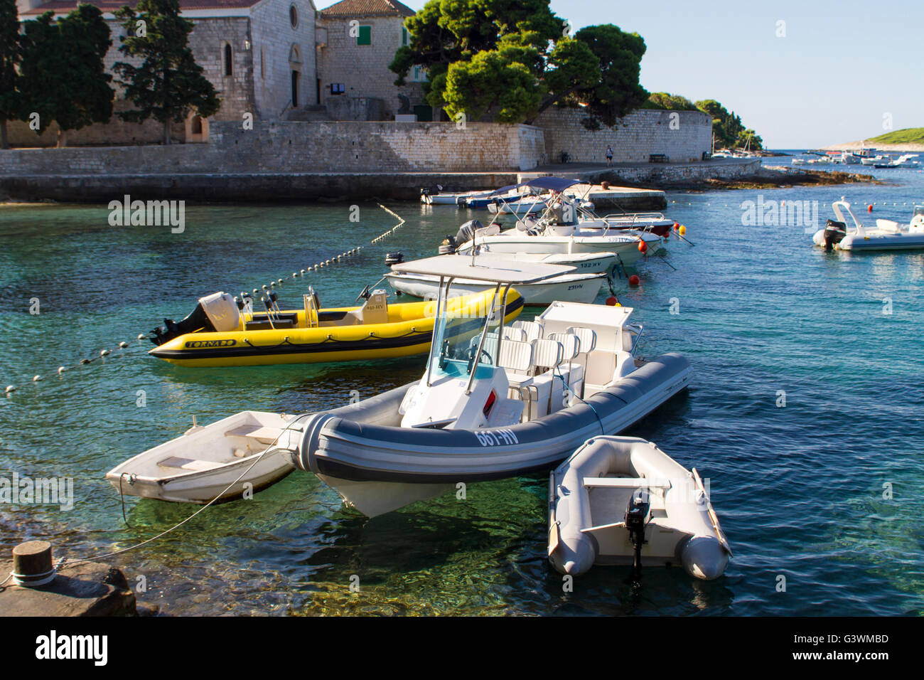 HVAR, CROACIA - Julio 15, 2015: Barcos en la isla de Hvar en Croacia. Hvar es un popular destino turístico en el mar Adriático, Croacia Foto de stock