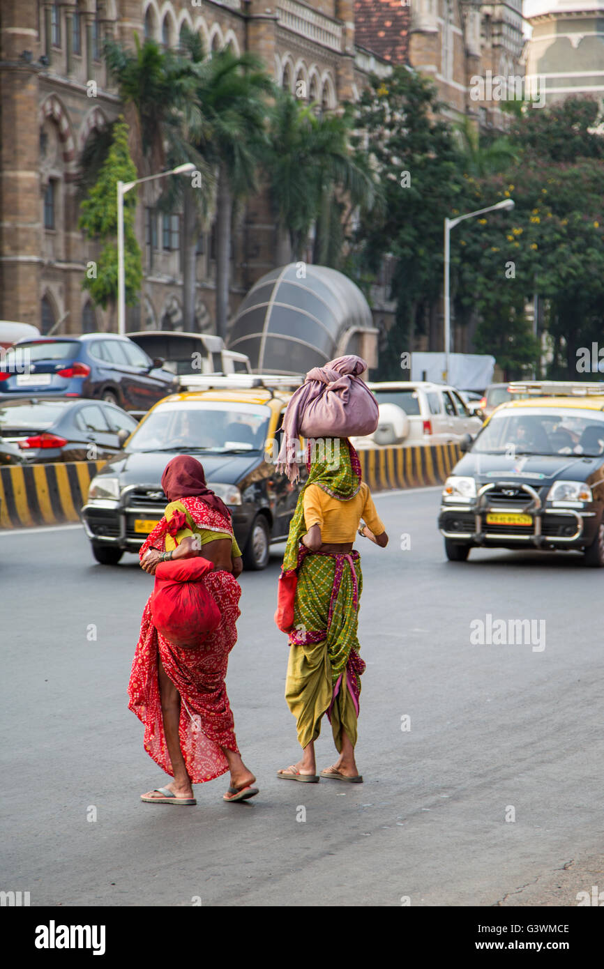 MUMBAI, India - Octubre 9, 2015: mujeres no identificadas, acarrear pesos en Mumbai. Las personas han transportado cargas equilibradas en la parte superior de t Foto de stock
