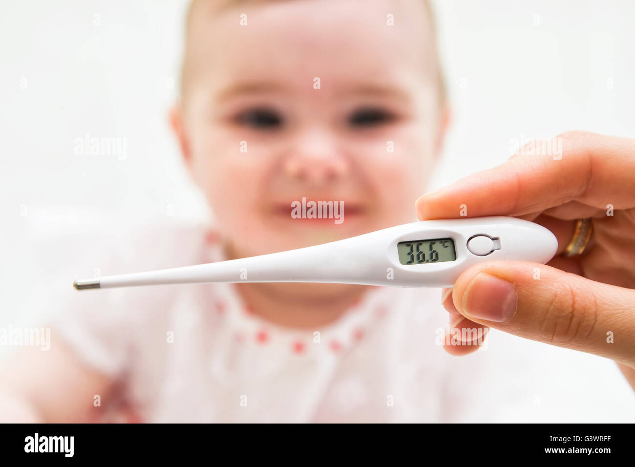 Bebé termómetro para medir la temperatura de un niño enfermo Fotografía de  stock - Alamy