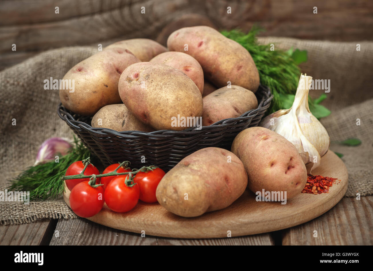 Patatas viejas en una madera vieja Foto de stock