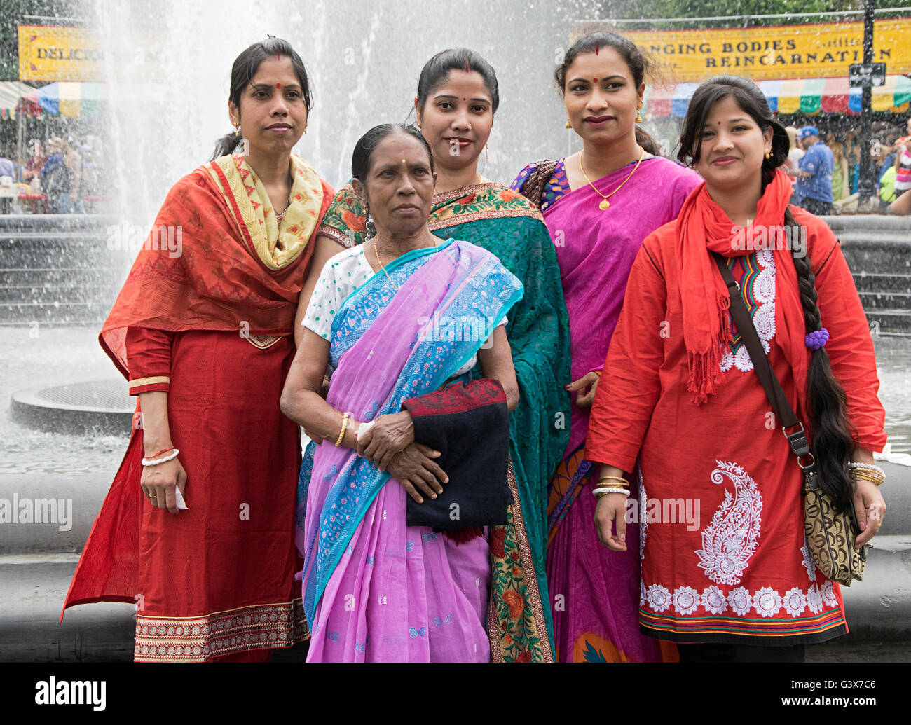 Bengali women traditional fotografías e imágenes de alta resolución - Alamy