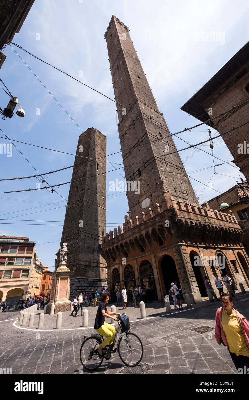 Las dos torres, la Torre degli Asinelli y Torre Pendenti, símbolos de Bologna, Italia Foto de stock