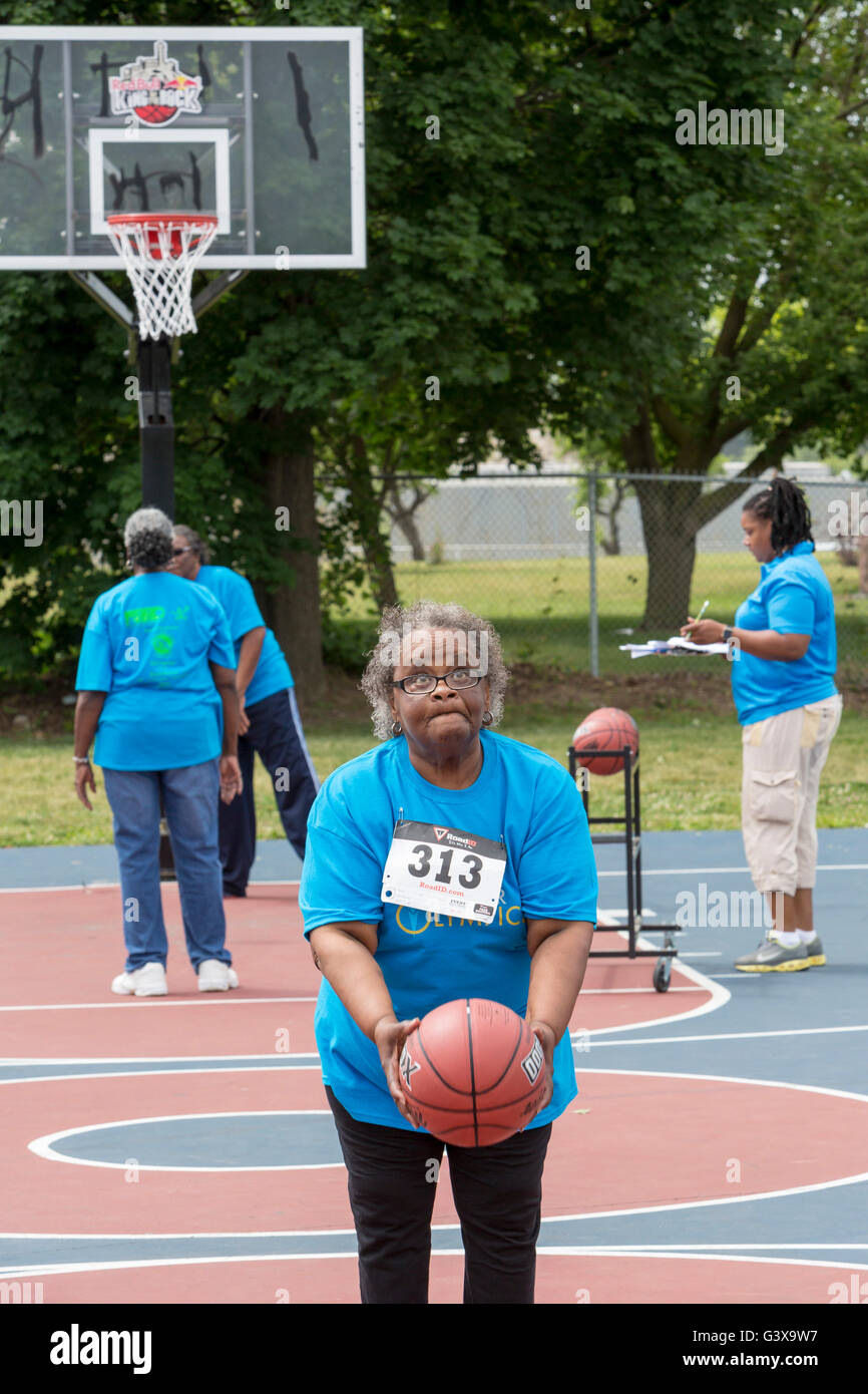 Detroit, Michigan - El tiro libre de baloncesto durante la competencia del Departamento de Recreación de Detroit Senior Olympics. Foto de stock