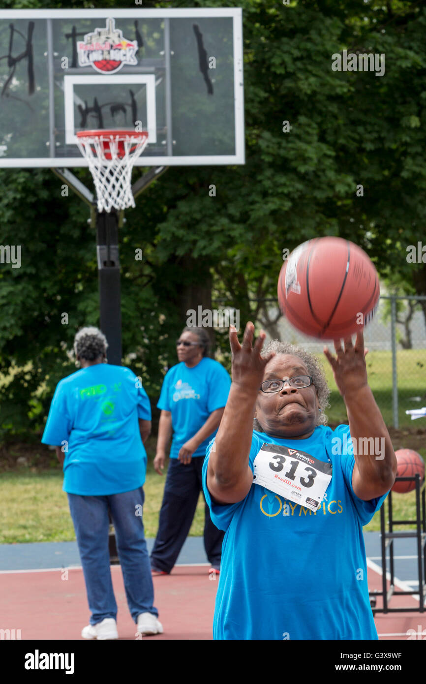Detroit, Michigan - El tiro libre de baloncesto durante la competencia del Departamento de Recreación de Detroit Senior Olympics. Foto de stock