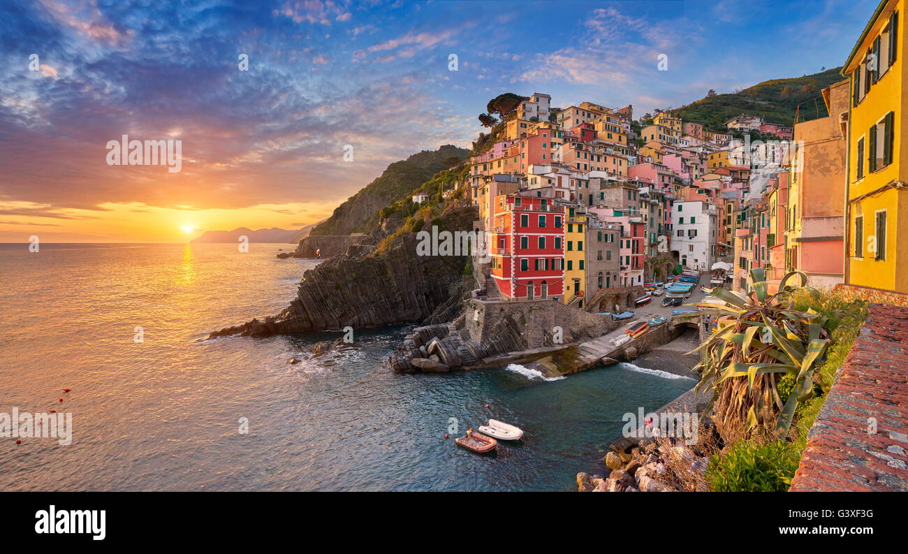 Vista de la puesta de sol de Riomaggiore, Riviera de Levanto, Cinque Terre, Liguria, Italia Foto de stock
