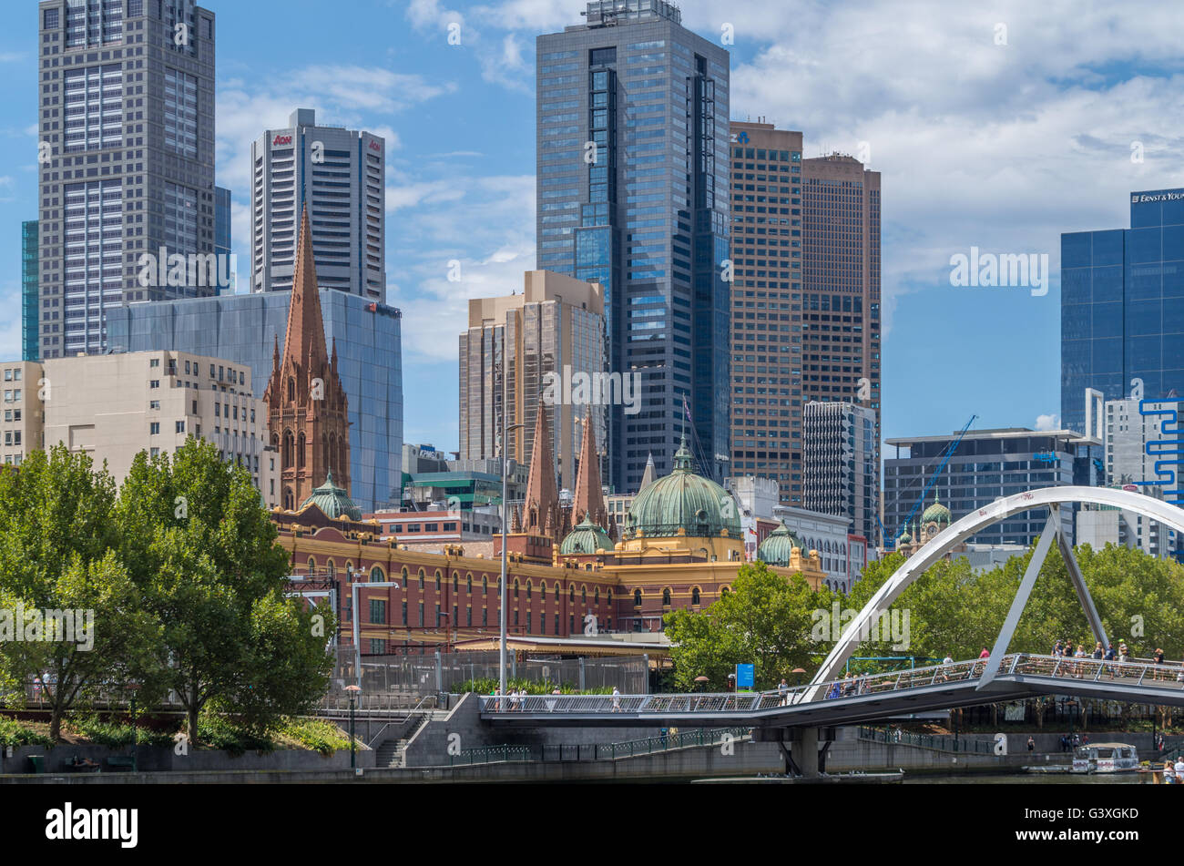 Vistas de la ciudad de Melbourne a lo largo del río South Bank Precinct Foto de stock