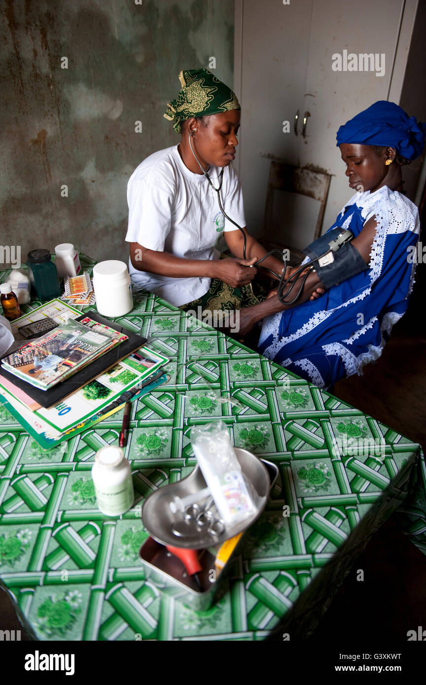 Malí, centro de salud en la aldea, chequeo de la salud para mujeres embarazadas Foto de stock