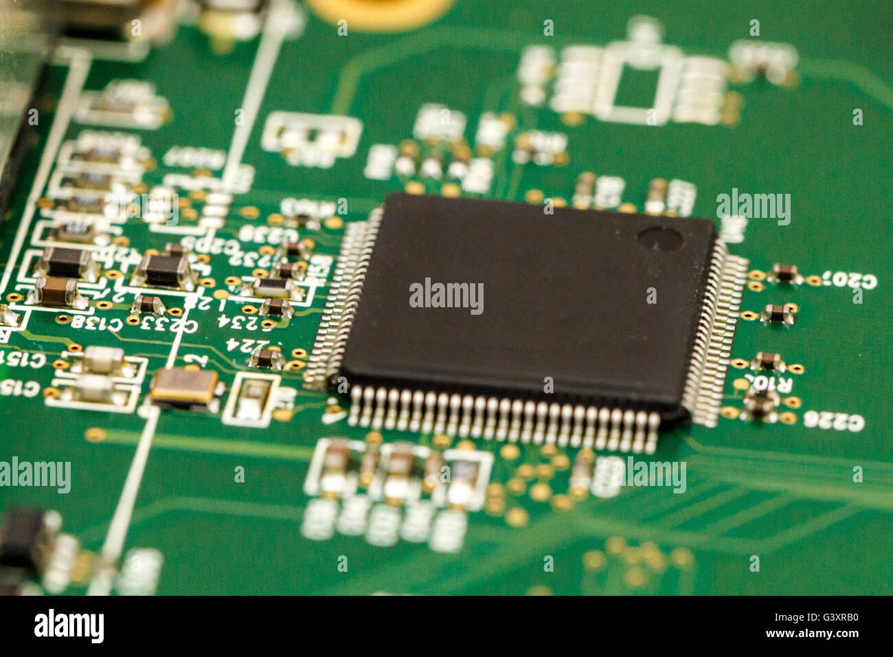 Placa de circuito impreso con ICs, chip condensadores y resistencias SMD. Foto de stock