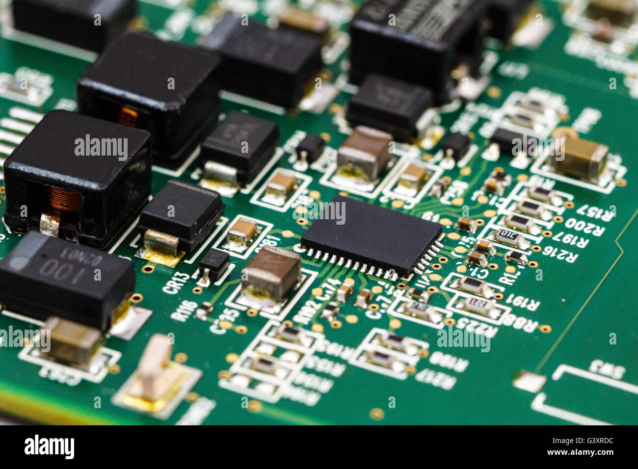 Placa de circuito impreso con ICs, chip condensadores y resistencias SMD. Foto de stock