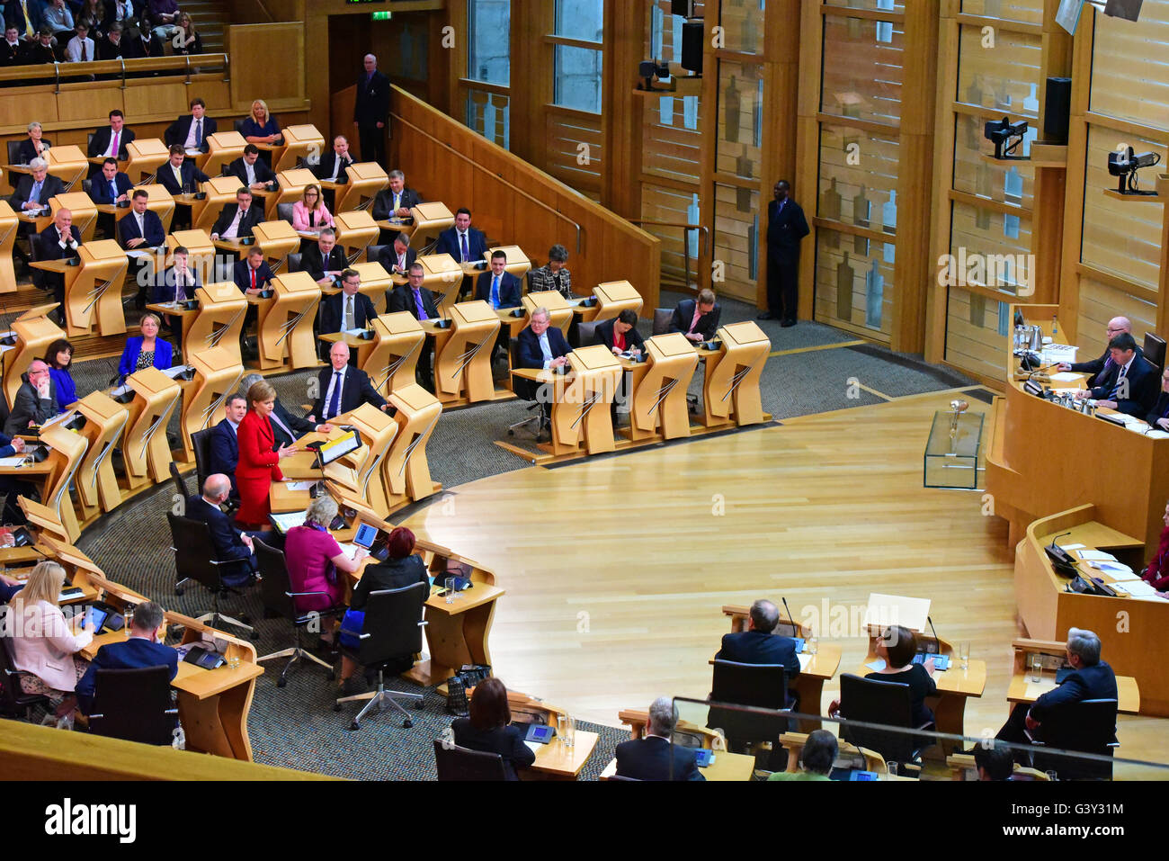 Edimburgo, Escocia, Reino Unido, 16 junio, 2016. Nicola Esturión (en rojo) hablando durante el Primer Ministro preguntas en el Parlamento Escocés Crédito: Ken Gato / Alamy Live News Foto de stock