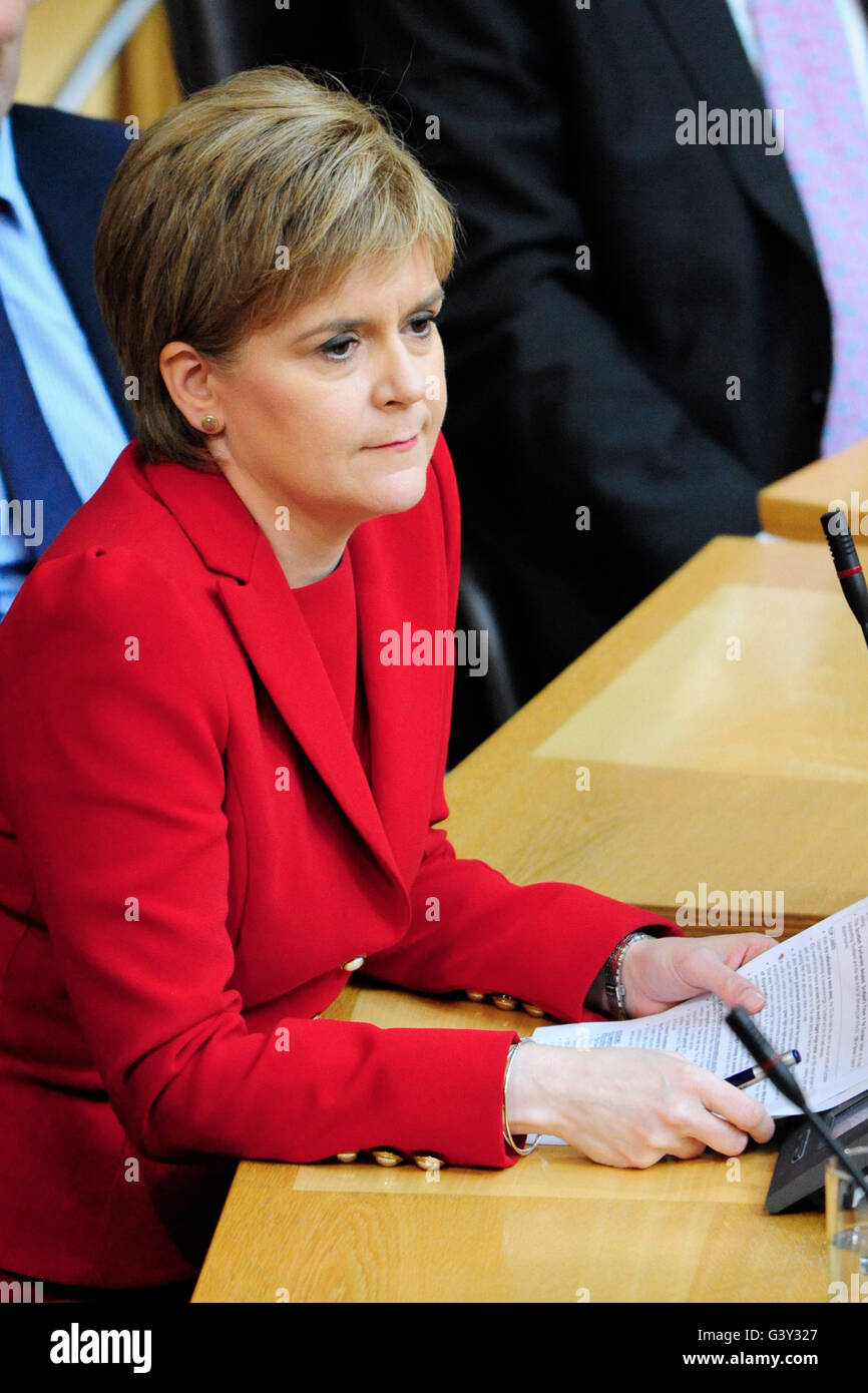 Edimburgo, Escocia, Reino Unido, 16 junio, 2016. Nicola Sturgeon durante el Primer Ministro preguntas en el Parlamento escocés, en que la cuestión de Europa fue prominente Crédito: Ken Gato / Alamy Live News Foto de stock