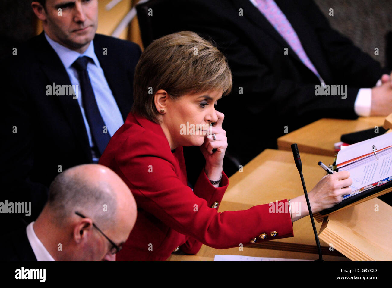 Edimburgo, Escocia, Reino Unido, 16 junio, 2016. Nicola Sturgeon durante el Primer Ministro preguntas en el Parlamento escocés, en que la cuestión de Europa fue prominente Crédito: Ken Gato / Alamy Live News Foto de stock
