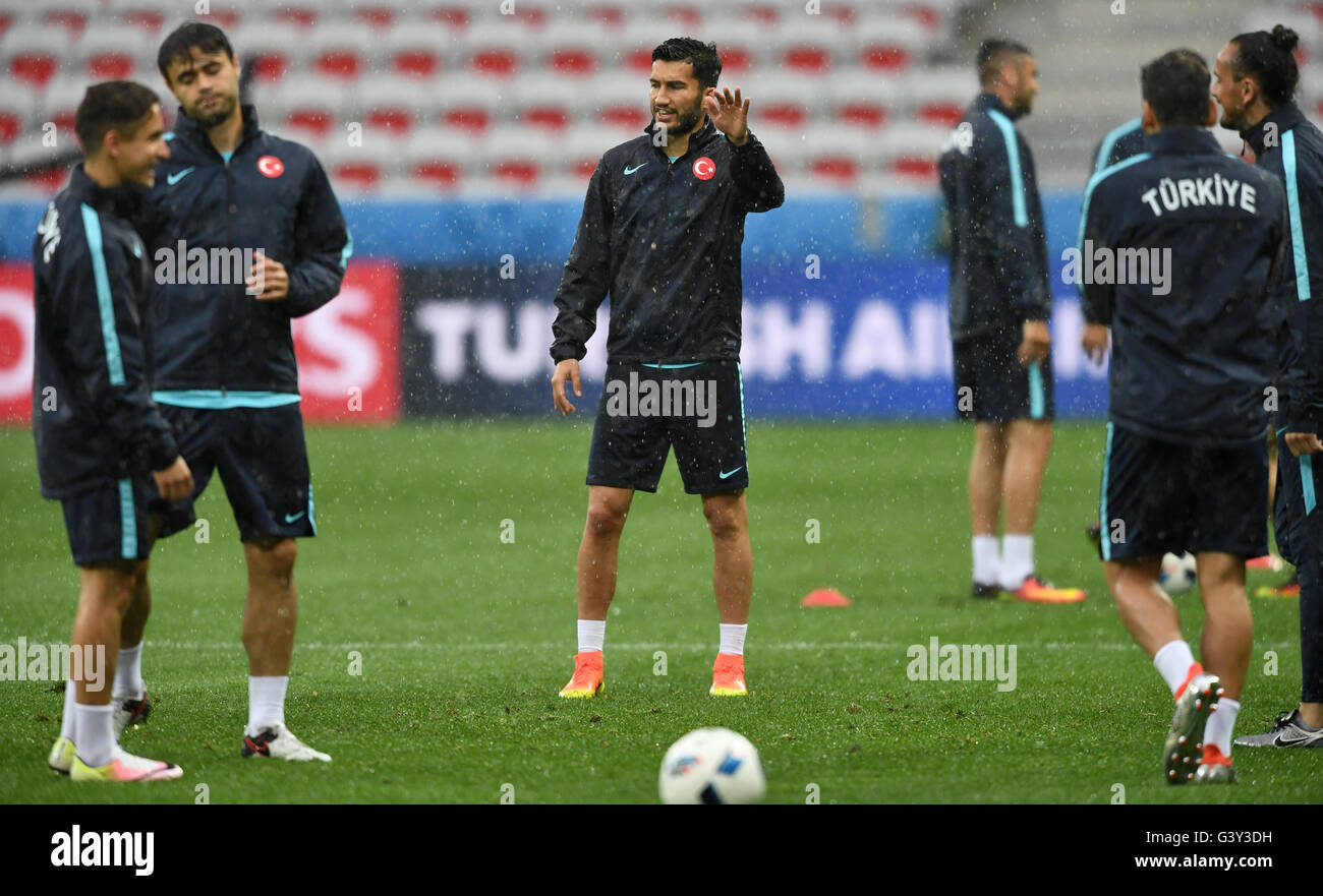 Nuri Sahin (C) de Turquía habla con sus compañeros durante una sesión de entrenamiento de la selección nacional de fútbol turco en el Stade de Niza, Francia, el 16 de junio de 2016. Turquía se enfrentará a España en la final de la UEFA EURO 2016 de la ronda preliminar del grupo D partido de fútbol el 17 de junio de 2016. Foto: Federico Gambarini/dpa (aplican restricciones: Para la editorial noticioso únicamente. No se utiliza para fines de marketing o comerciales sin la previa autorización por escrito de la UEFA. Las imágenes deben aparecer como imágenes fijas y no debe emular el metraje de vídeo de acción del partido. Las fotografías publicadas en las publicaciones en línea (ya sea a través de Internet o de otro modo) shal Foto de stock