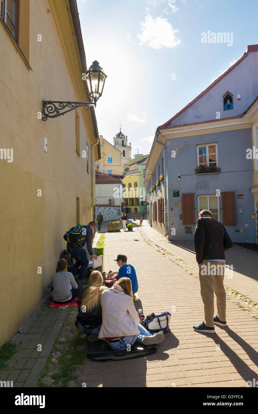 Vilna, Lituania - Junio 7, 2016: jóvenes estudiantes de arte, dibujar en una calle en el centro de Vilnius Foto de stock