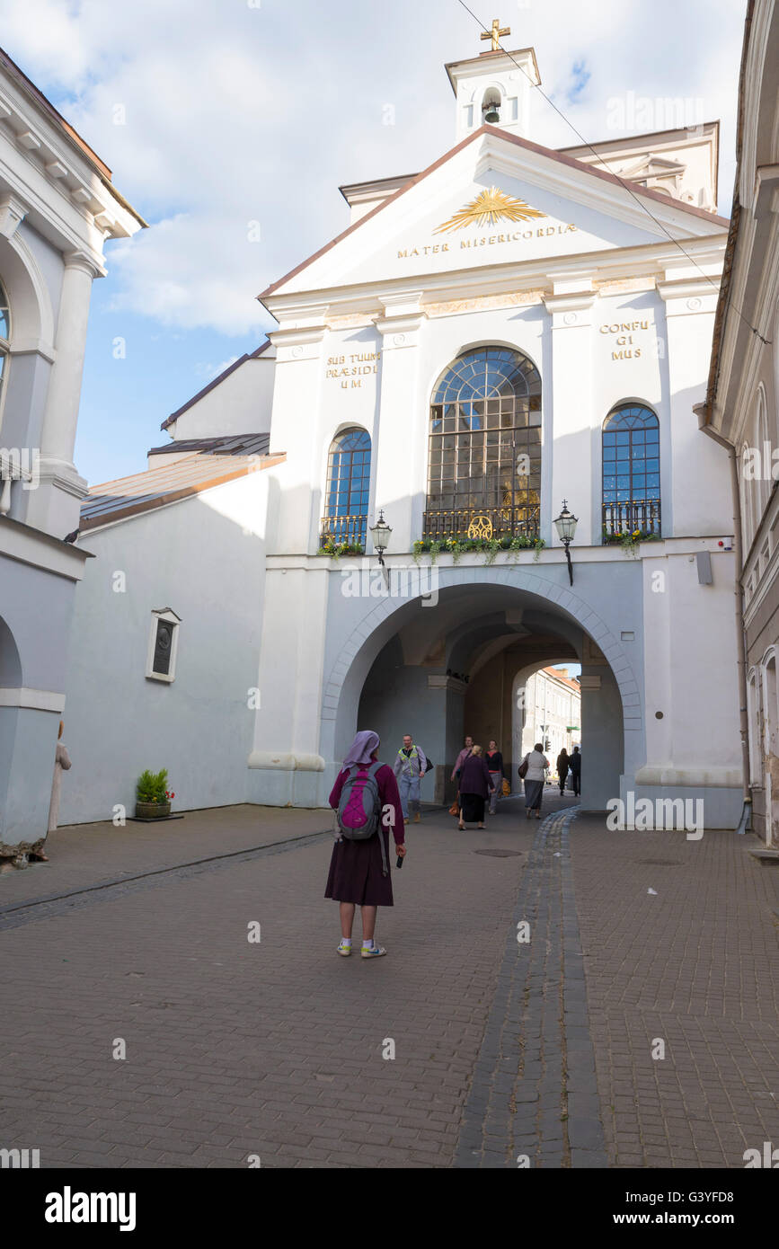 Vilna, Lituania - Junio 7, 2016: la gente en Ausros gate (puerta de la aurora) con la basílica de la Virgen las calles Ostrobramska en Vilnius, Lithua Foto de stock