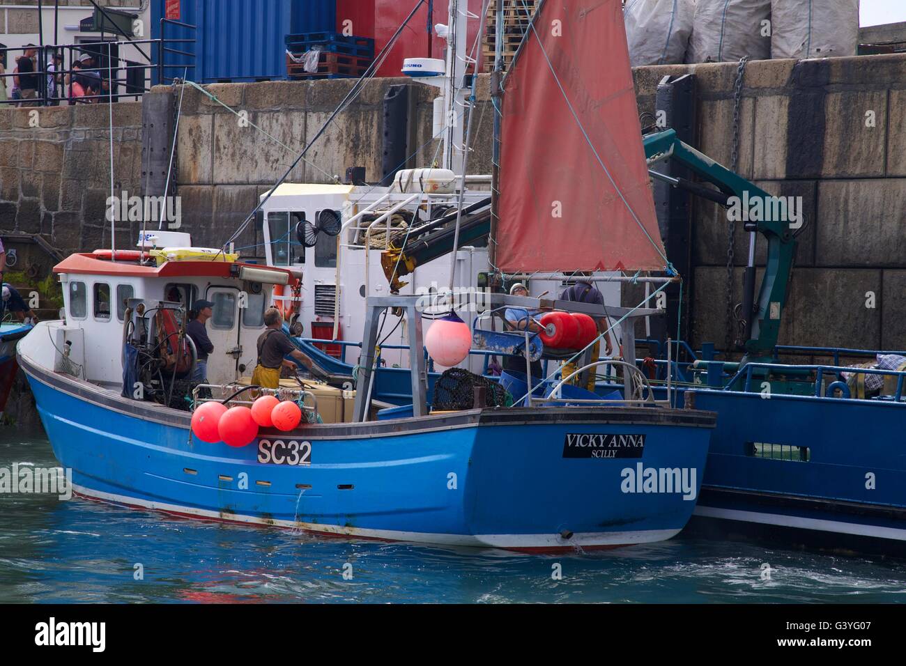 Los barcos de pesca en puerto, St Mary's, Isles of Scilly, Cornwall, Inglaterra, Reino Unido, GB Foto de stock