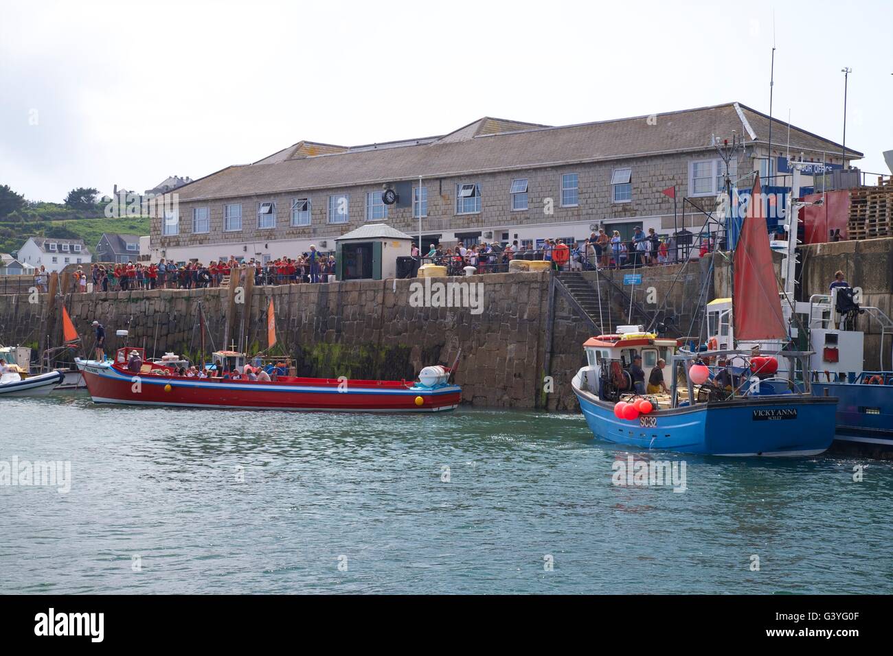 Ferry de pasajeros y embarcaciones pesqueras en puerto, St Mary's, Isles of Scilly, Cornwall, Inglaterra, Reino Unido, GB Foto de stock
