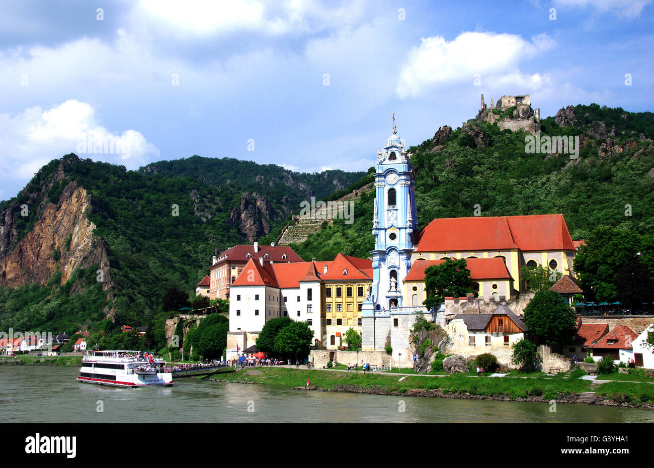Durnstein vista desde el Danubio, con Richard Lionhearted Castillo, Foto de stock