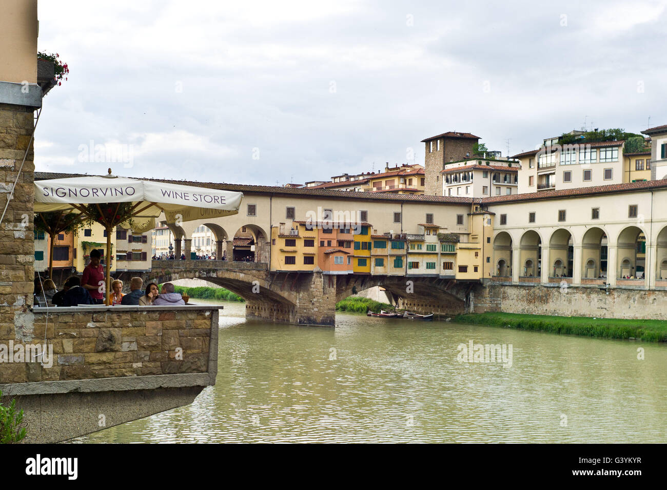 El Ponte Vecchio en Florencia Italia Foto de stock