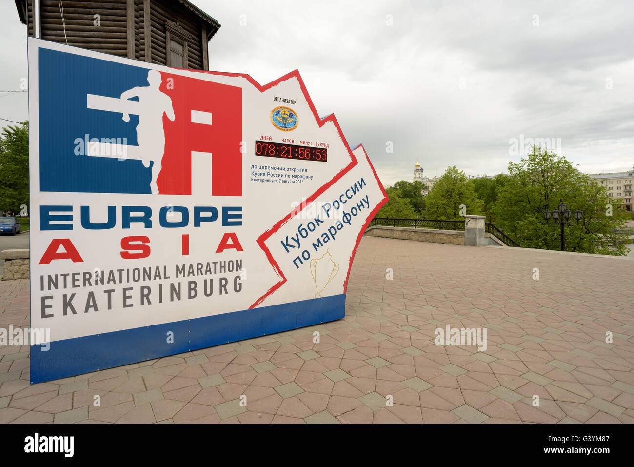 Cuenta regresiva para el Maratón Internacional Europa Asia en Yekaterinburg Rusia Foto de stock