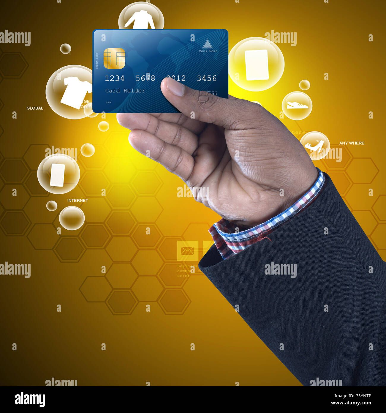 Hombre de negocios mostrando tarjeta de crédito en el fondo de color Foto de stock