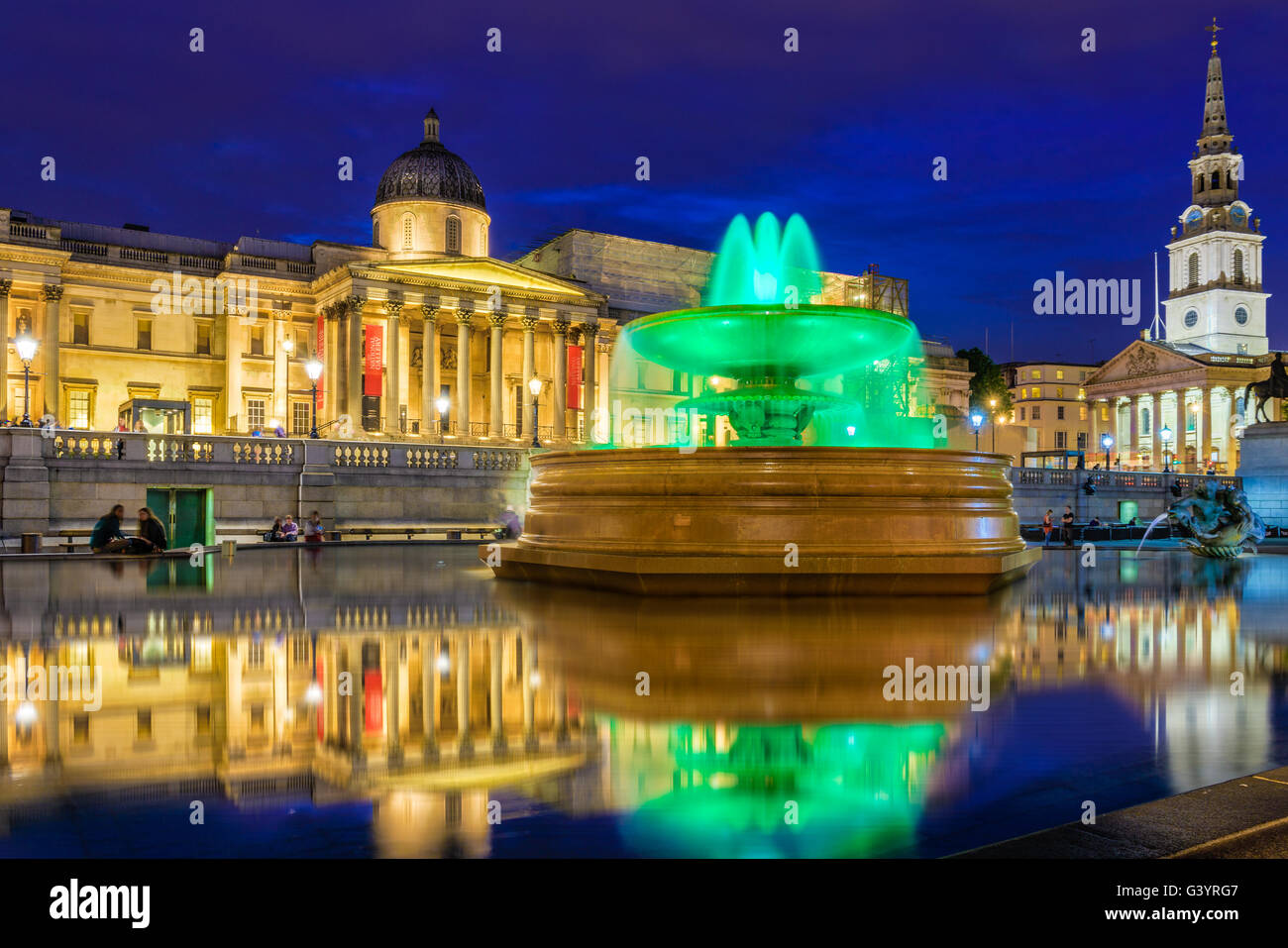 La Galería Nacional y la Plaza de Trafalgar Square en Londres de noche Foto de stock