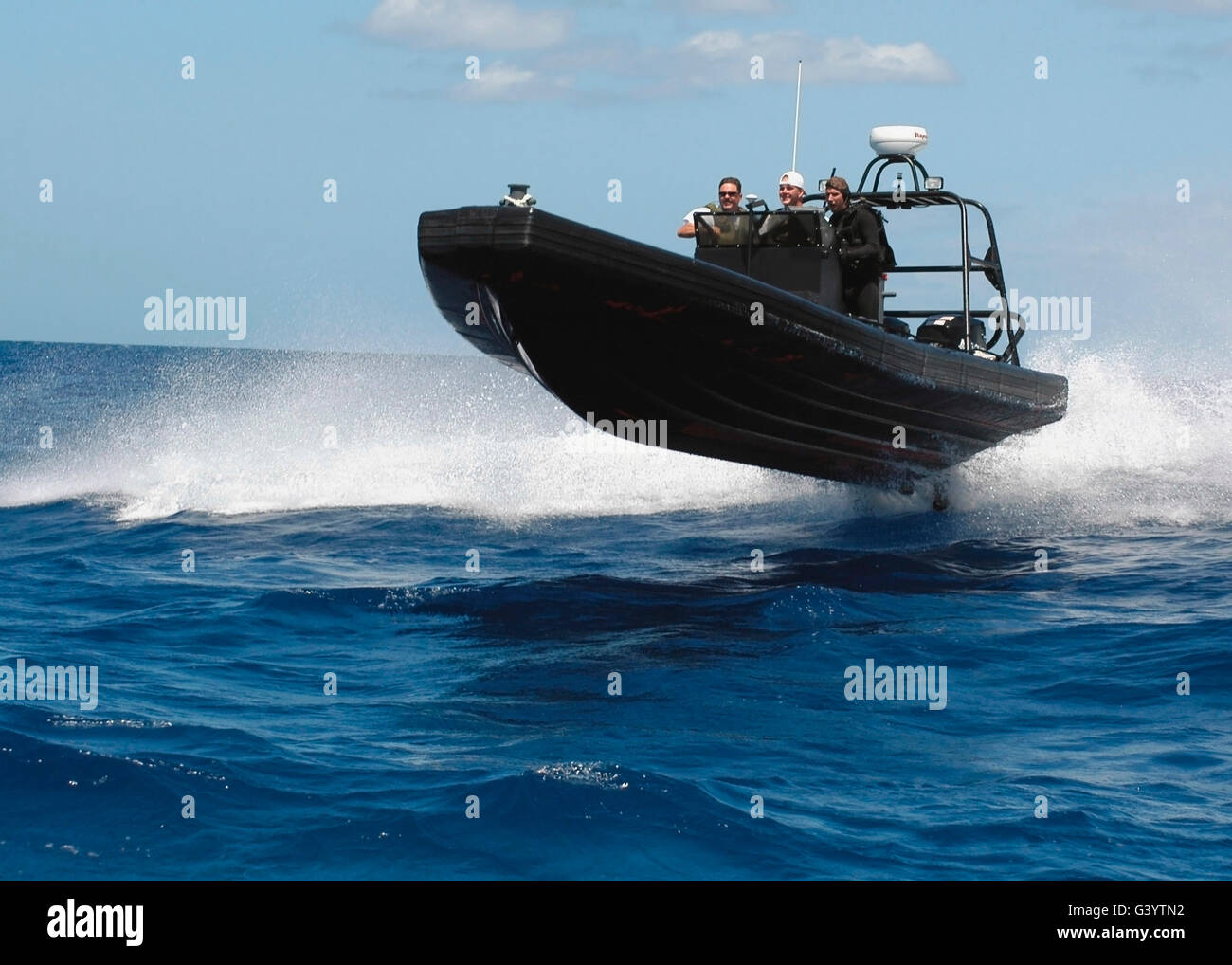 Los marineros de la Marina de EE.UU. operan nueve metros de casco rígido bote hinchable a alta velocidad. Foto de stock