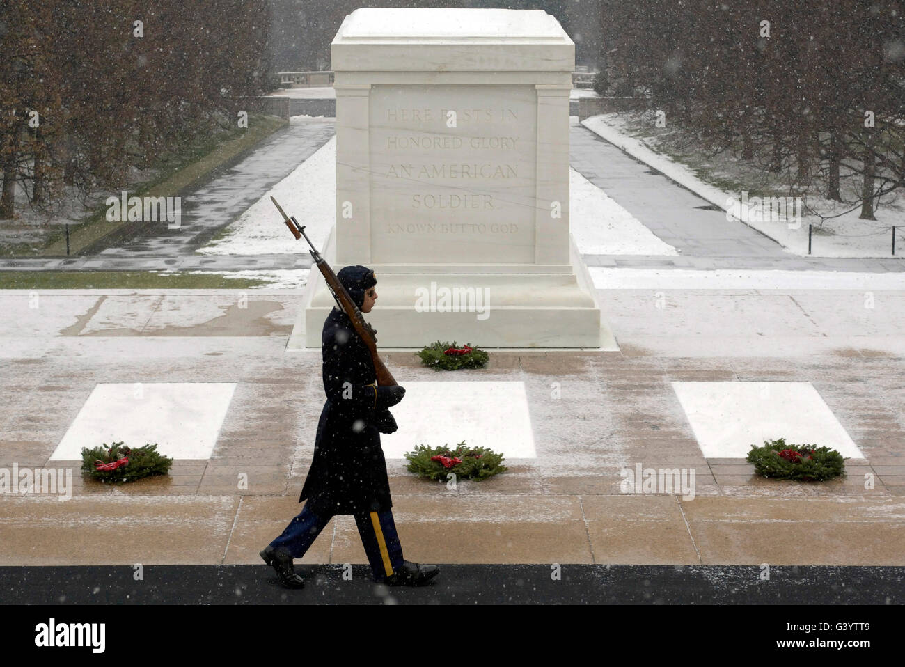 Una Guardia de Honor de Arlington camina su puesto más allá de la tumba del Soldado Desconocido. Foto de stock