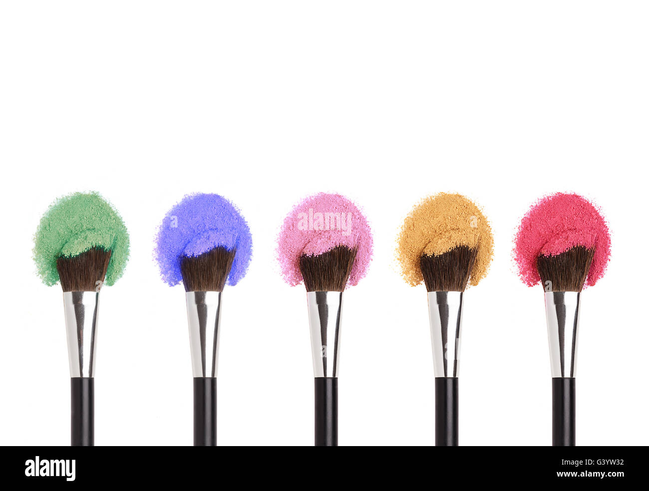 Pincel de maquillaje con polvo. Fundación cosmético, mejilla y sombra intensos colores. Foto de stock