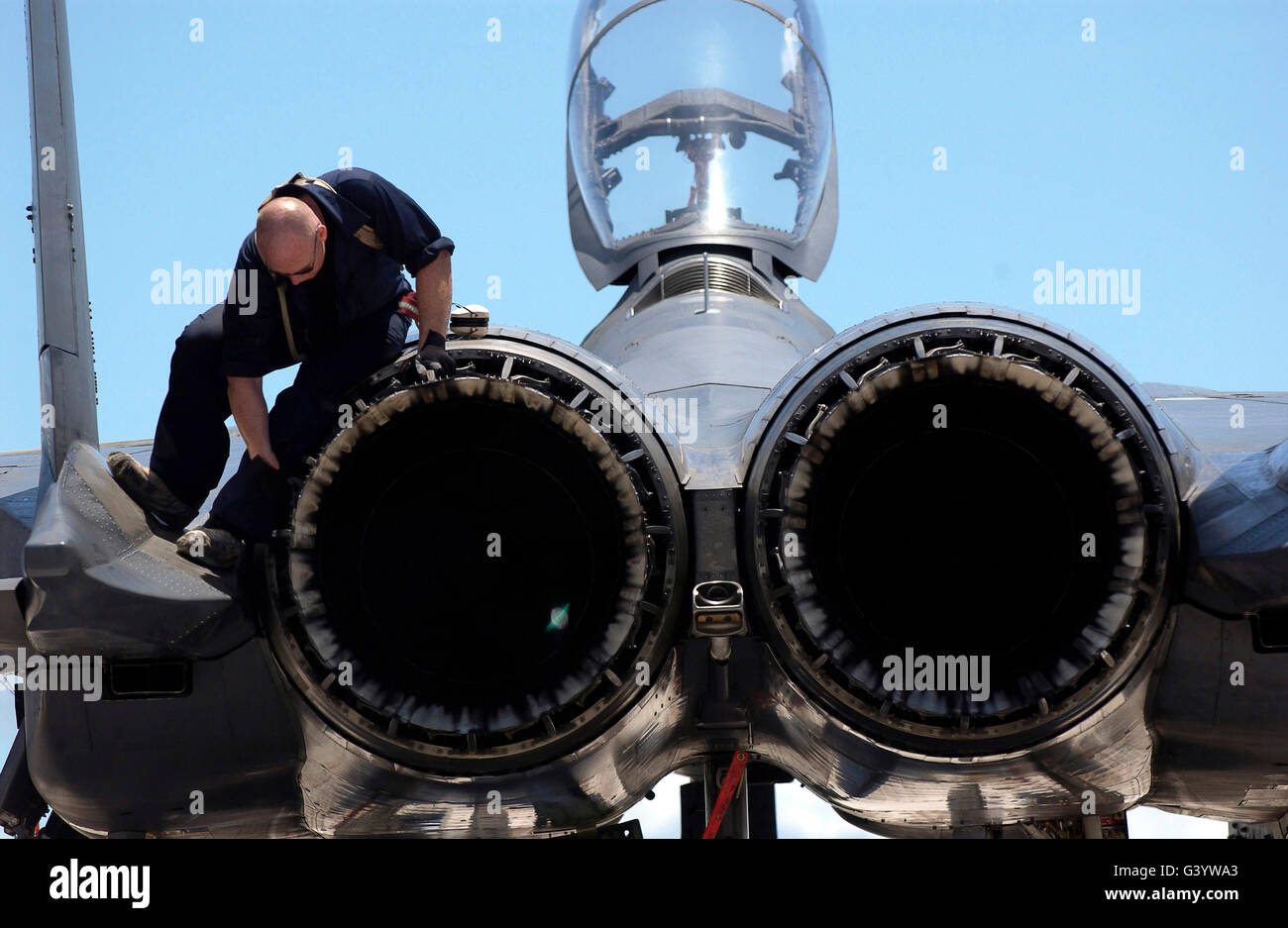 Aerotécnico comprueba un F-15E Strike Eagle para daños de fuselajes Foto de stock