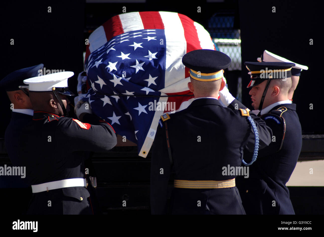 La ceremonia de la Guardia de Honor coloca un ataúd en la CV-25 aviones. Foto de stock