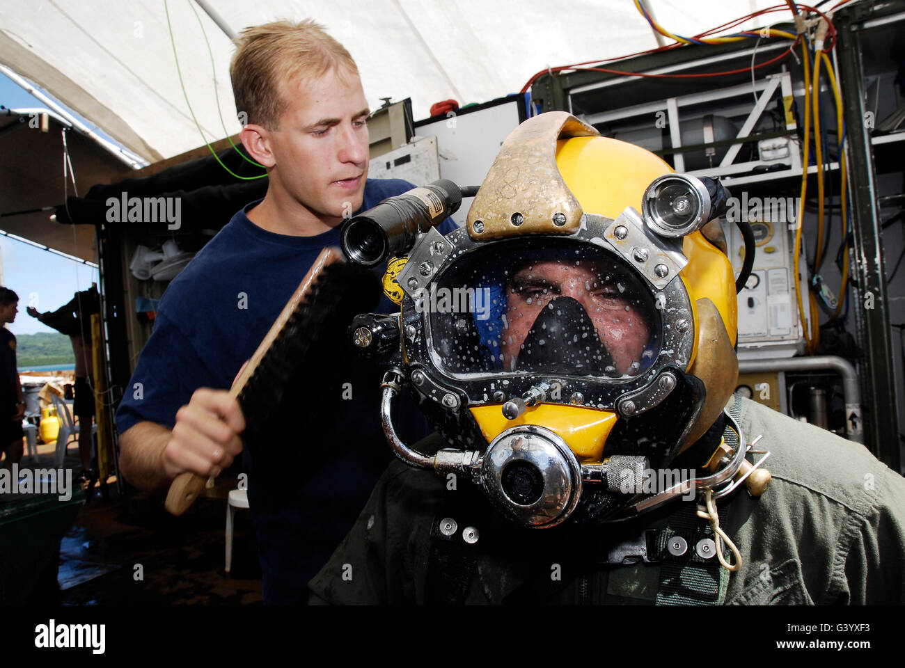 Buzo de la Marina estadounidense realiza una comprobación de fugas en un buzo de la Marina. Foto de stock