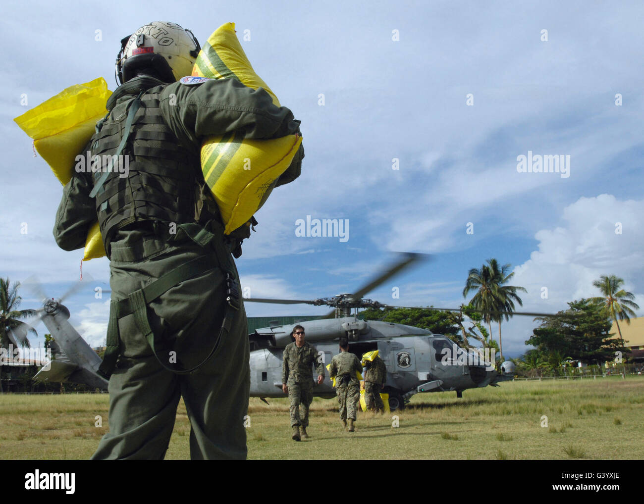 Operario carga arroz a un HH-60H Seahawk helicóptero. Foto de stock