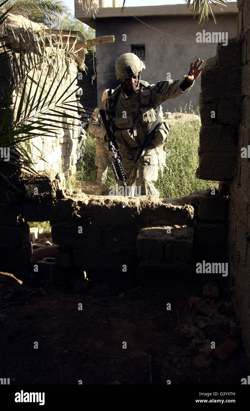 Sargento del Ejército de Estados Unidos hace su camino a través de un terreno accidentado. Foto de stock