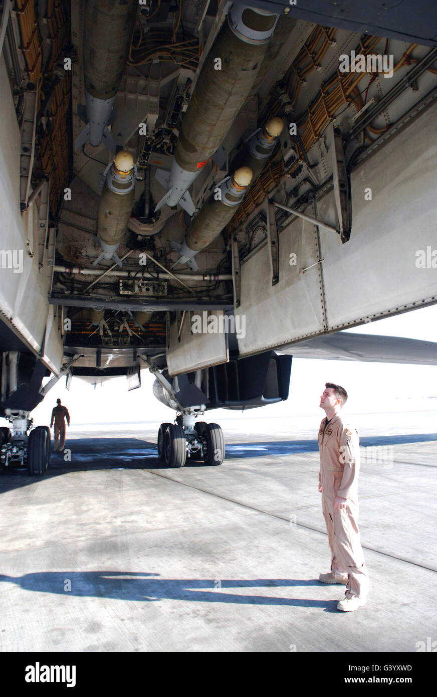 Un soldado comprueba la carga de bombas de un B-1B Lancer. Foto de stock