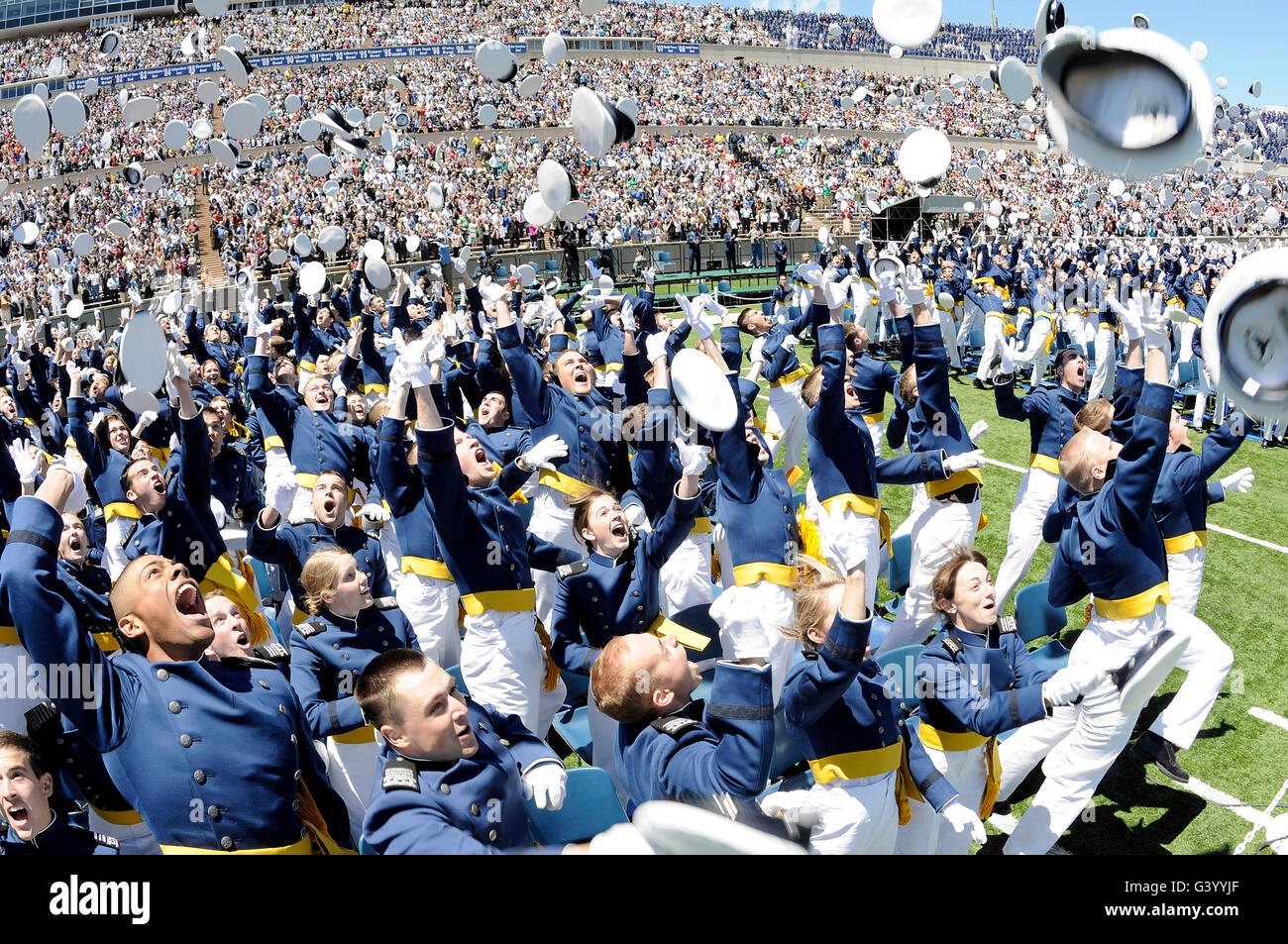 Los Tenientes conmemorar su logro por arrojando sus sombreros en el aire. Foto de stock