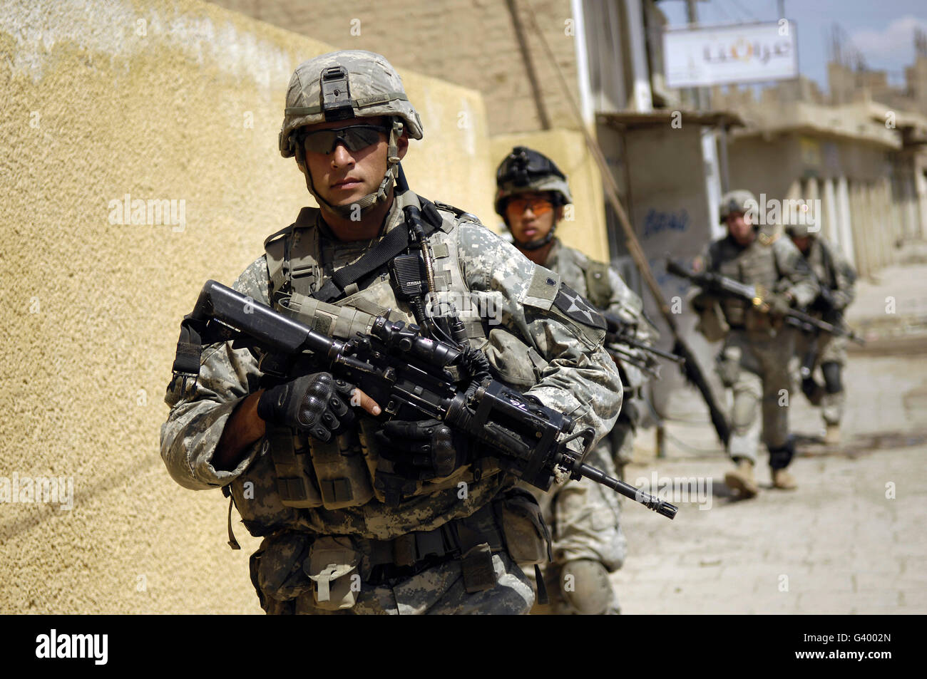 Sargento del Ejército de Estados Unidos llevando su equipo durante una de acordonamiento y búsqueda en el viejo Baqubah, Iraq. Foto de stock