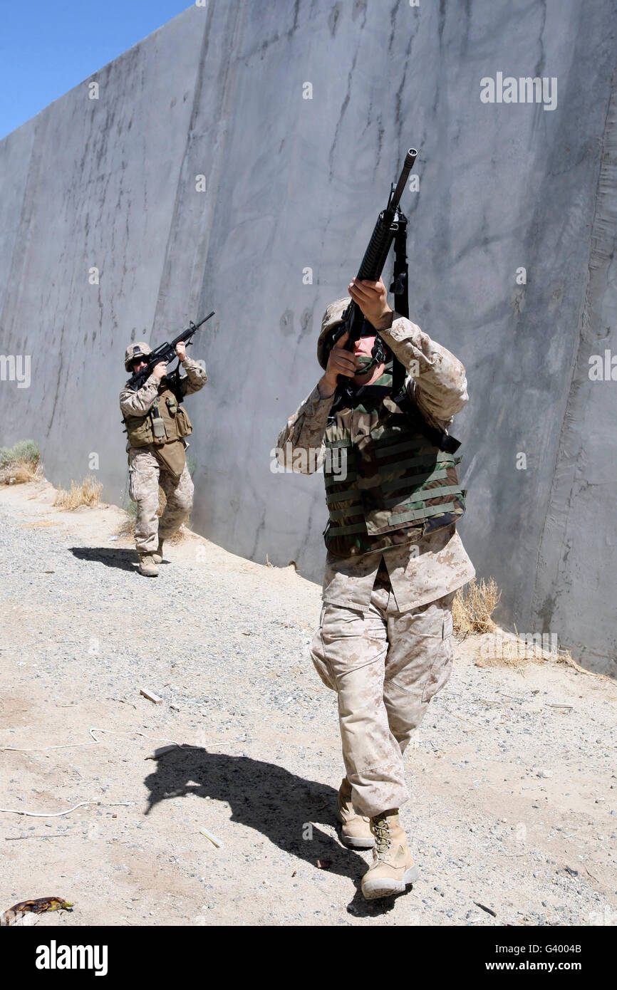 Los soldados que cumplan las medidas de seguridad mientras en patrullas a pie en el Hawthorne Army Depot, Nevada. Foto de stock