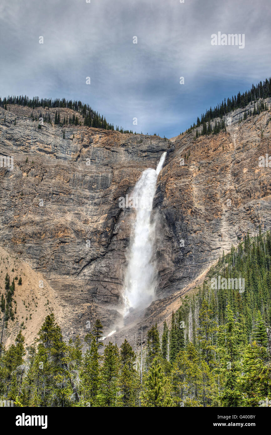Majestuoso Takakkaw Falls en el Parque Nacional Yoho, British Columbia, es una de las cataratas más altas de Canadá. Foto de stock